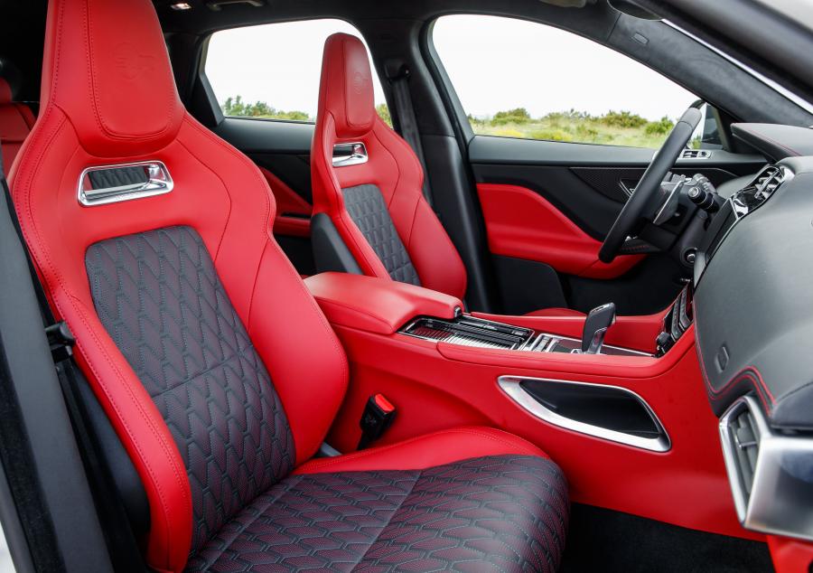 Интерьер Jaguar F-Pace SVR 2018 года  (WW) (фото 69 из 115)